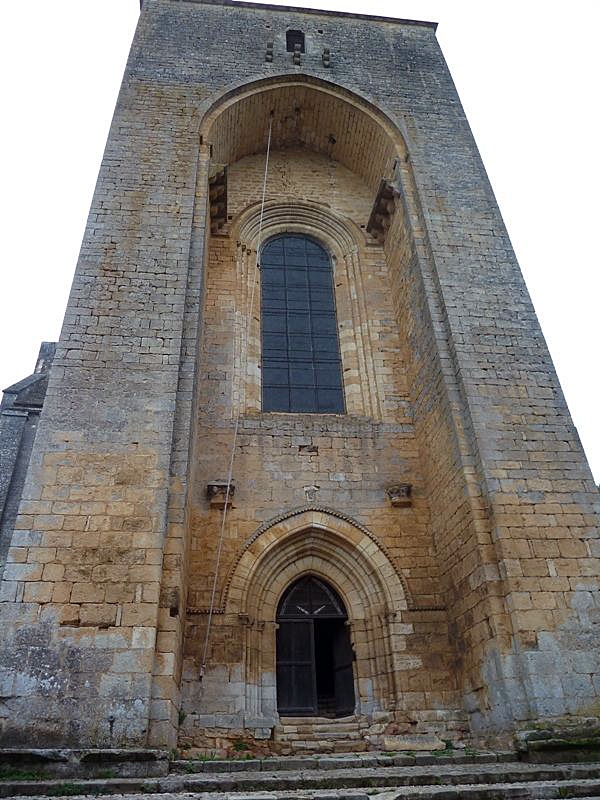 L'entrée de l'église - Saint-Amand-de-Coly