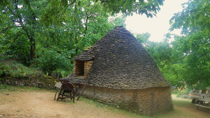 Bâtisse agricole en lauzes au village de Breuil. - Saint-André-d'Allas