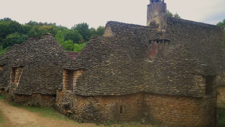 Ferme couverte de lauzes au village de Breuil. - Saint-André-d'Allas