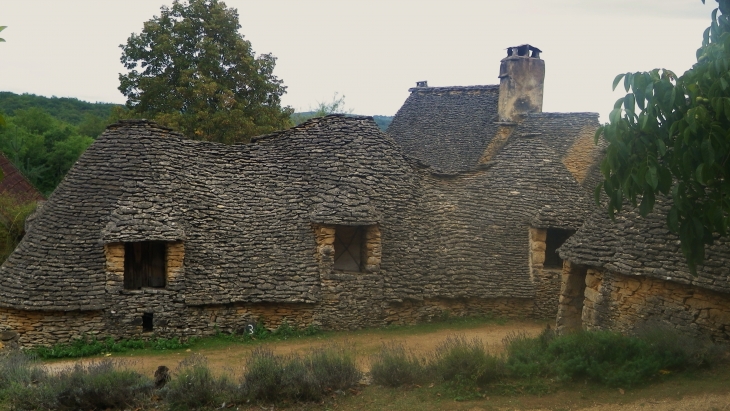 Ferme couverte de lauzes au village de Breuil. - Saint-André-d'Allas