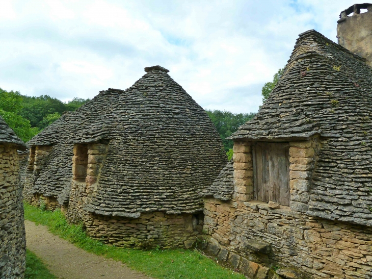 Les Cabanes du Breuil ont pour particularité d'être couvertes d'une voûte encorbellée en pierre sèche revêtue d'une toiture de lauses et de s'agglutiner les unes aux autres. - Saint-André-d'Allas