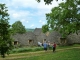 Photo suivante de Saint-André-d'Allas Les Cabanes du Breuil ont pour particularité d'être couvertes d'une voûte encorbellée en pierre sèche revêtue d'une toiture de lauses et de s'agglutiner les unes aux autres.