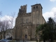 Eglise, style roman, début de la construction XIIe siècle. L'entrée est surmontée d'un crénelage et de deux clochers datant du XIIIe siècle. Le clocher nord a été partiellement détruit au cours des Guerres de religions.