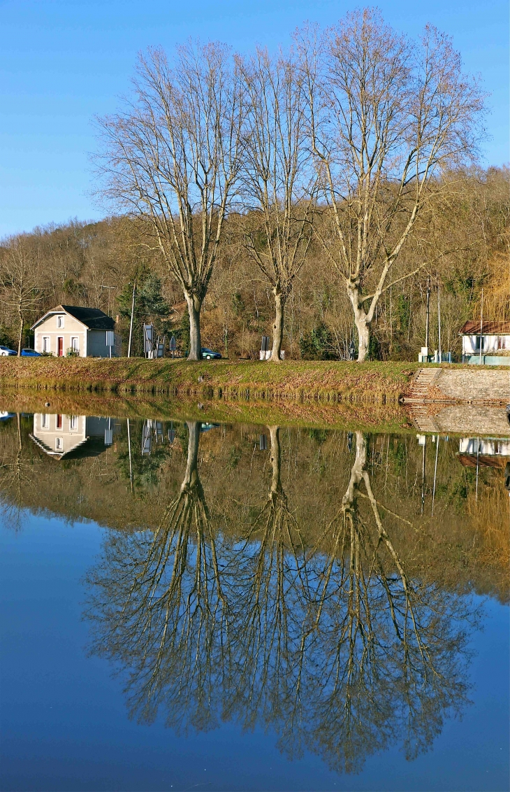 Reflet dans le canal de Laloinde - Saint-Capraise-de-Lalinde