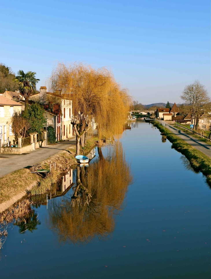 Reflet dans le canal de Lalinde - Saint-Capraise-de-Lalinde