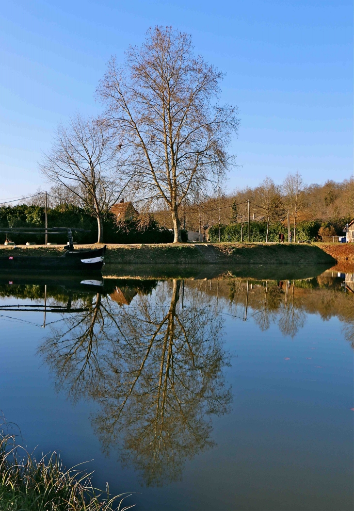 Reflet dans le canal de Lalinde - Saint-Capraise-de-Lalinde