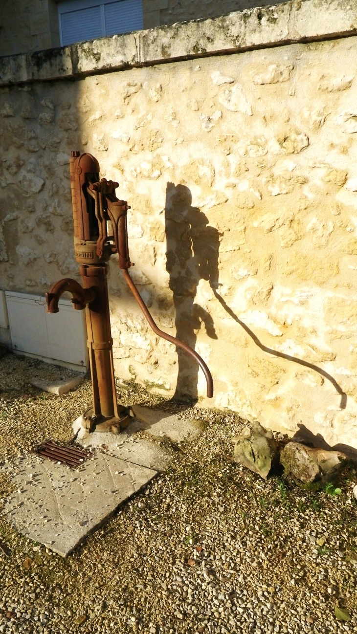 Ancienne pompe à eau devant l'église. - Saint-Félix-de-Reillac-et-Mortemart