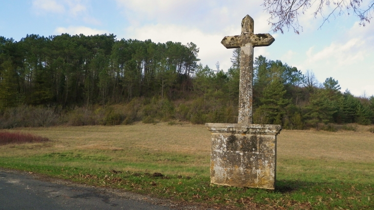 Crucifix devant l'église de Mortemart. - Saint-Félix-de-Reillac-et-Mortemart