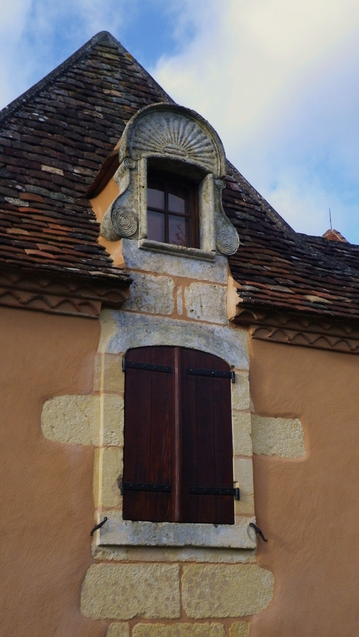 Lucarne ouvragée d'une maison typique à Mortemart. - Saint-Félix-de-Reillac-et-Mortemart