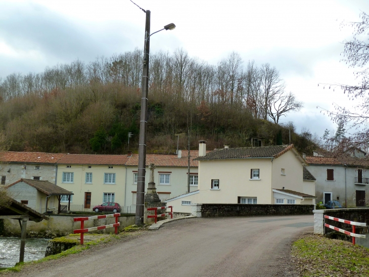 En 2012.Le pont sur la Dronne. - Saint-Front-la-Rivière