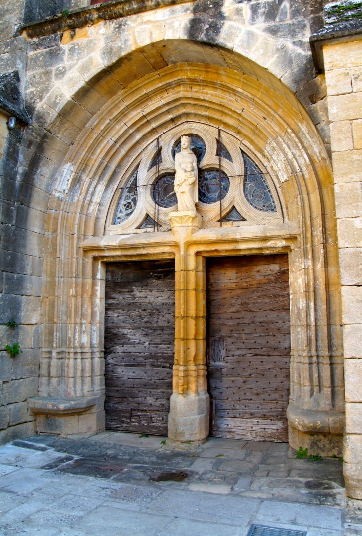 Le Portail de l'église Notre Dame de l'Assomption. - Saint-Geniès