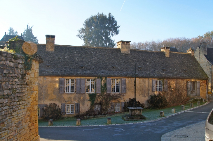 Maison du village avec sa couverture en lauze,  près du château. - Saint-Geniès