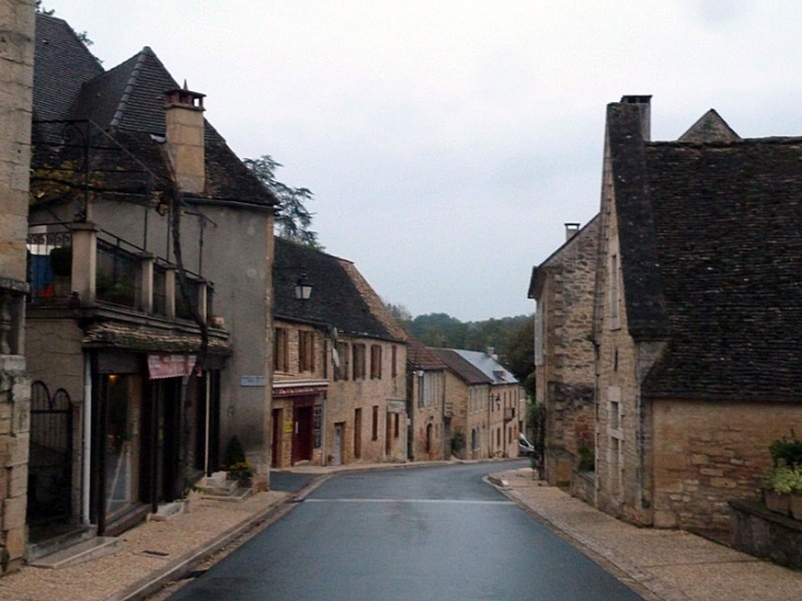 Une rue du village - Saint-Geniès