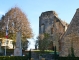 Le Monument aux Morts et le vestige du donjon.