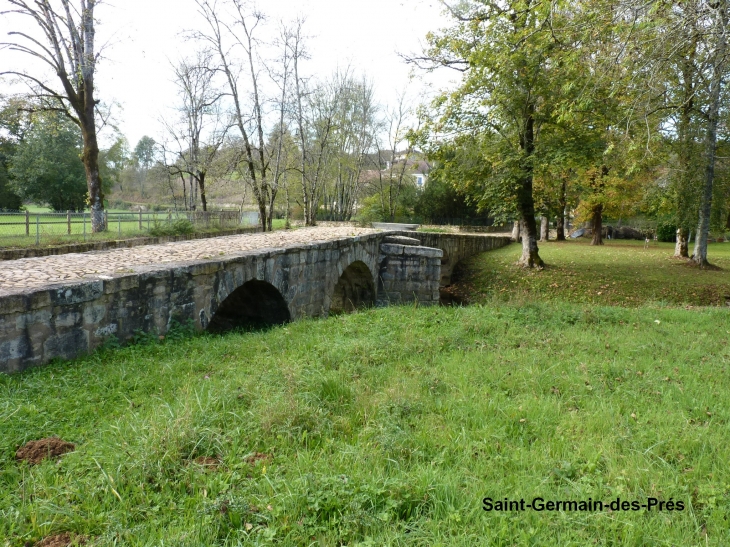 Le pont romain  Crédit : André Pommiès - Saint-Germain-des-Prés