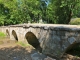 Le pont construit au XIIe siècle sur le Ravillou fortement endommagé dans la nuit du 13 au 14 juin 2007 par des orages particulièrement violents.