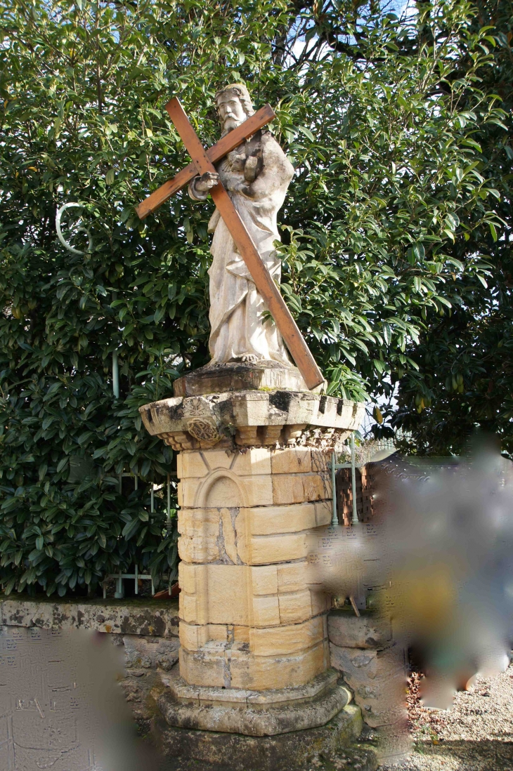 Statue du Christ auprès de l'église - Saint-Germain-et-Mons