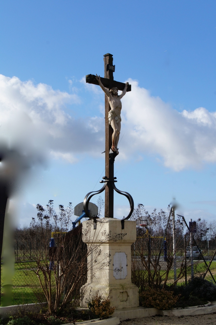 Christ en croix au carrefour de Cours de Pile à Saint Aubin de Lanquais - Saint-Germain-et-Mons