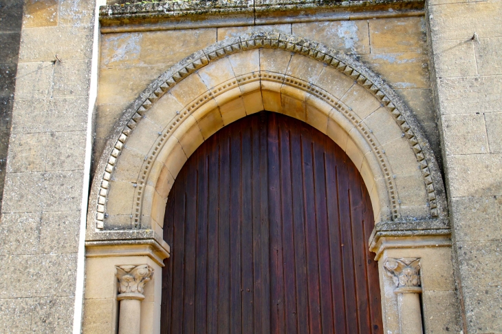 Le portail de l'église. - Saint-Germain-et-Mons