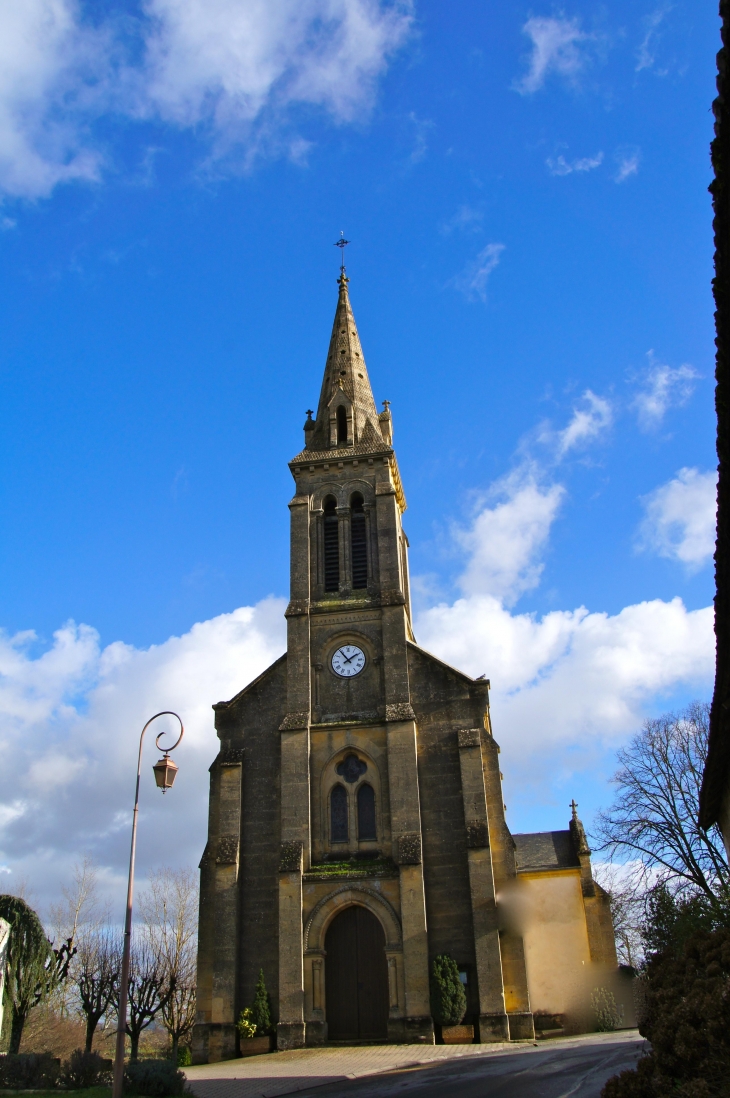 L'église du XIXe siècle à clocher-porche (clocher à flèche de pierre). - Saint-Germain-et-Mons
