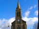 L'église du XIXe siècle à clocher-porche (clocher à flèche de pierre).