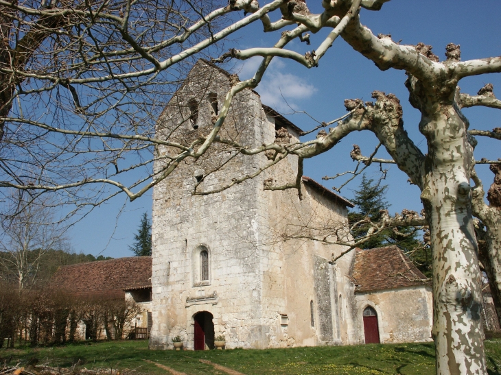 L'Eglise - Cet harmonieux édifice voûté aurait son origine à la fin du XI° siècle. Elle aurait été fortifiée autour de son clocher porche au XIV°. - Saint-Hilaire-d'Estissac