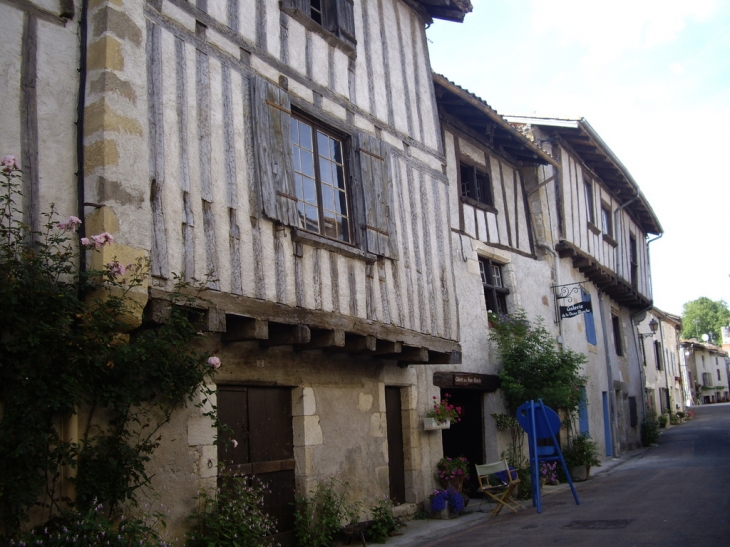 Maisons médiévales à colombages. - Saint-Jean-de-Côle