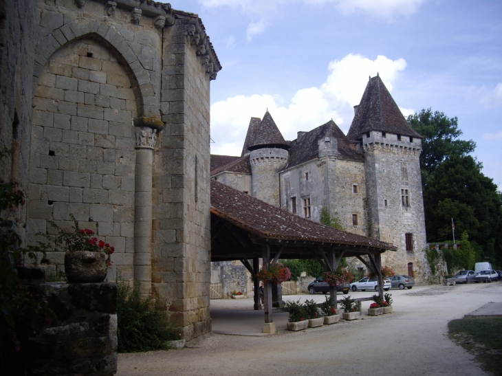 L'église 11/12è, la halle et le château. - Saint-Jean-de-Côle