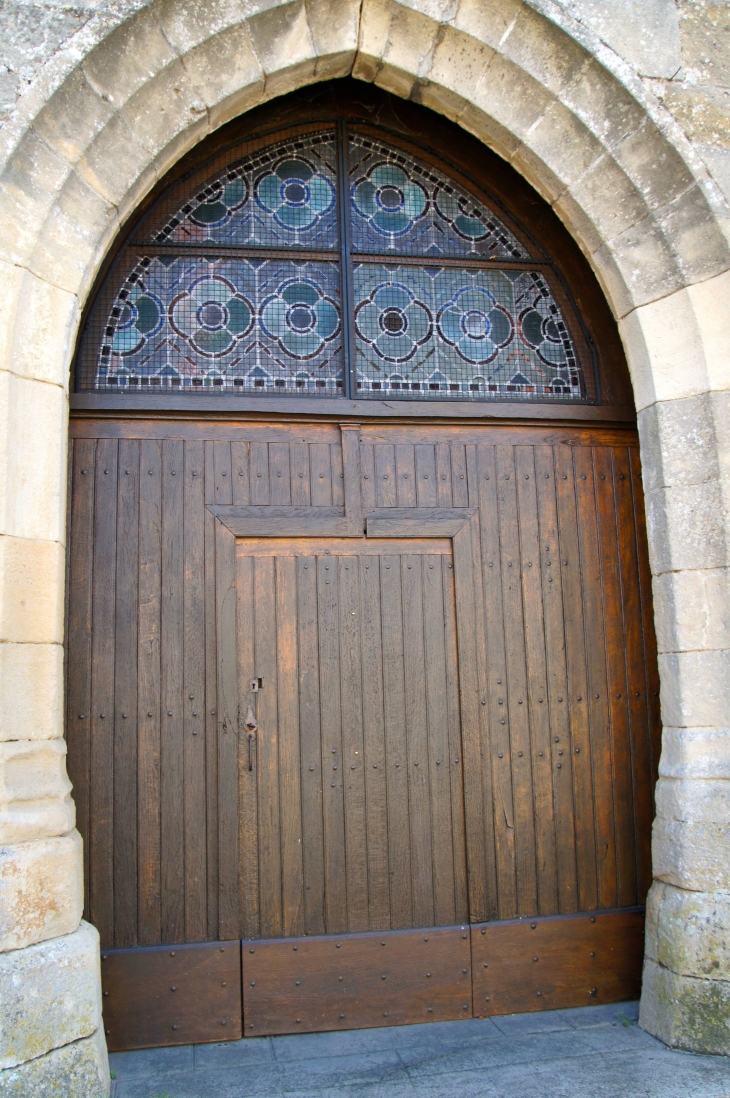 Le portail de l'église Saint Julien. - Saint-Julien-de-Lampon