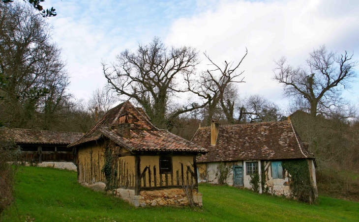 Hameau de Gamanson forme le plus riche ensemble d'habitations traditionnelles de la Double, en colombages et torchis. - Saint-Laurent-des-Hommes