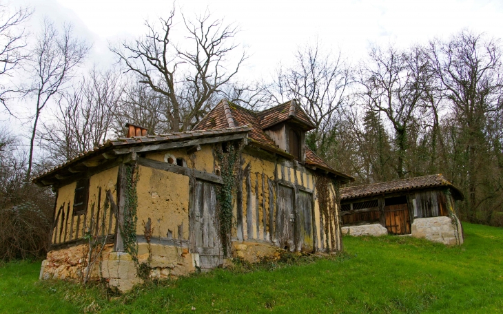 Hameau de Gamanson forme le plus riche ensemble d'habitations traditionnelles de la Double, en colombages et torchis. - Saint-Laurent-des-Hommes