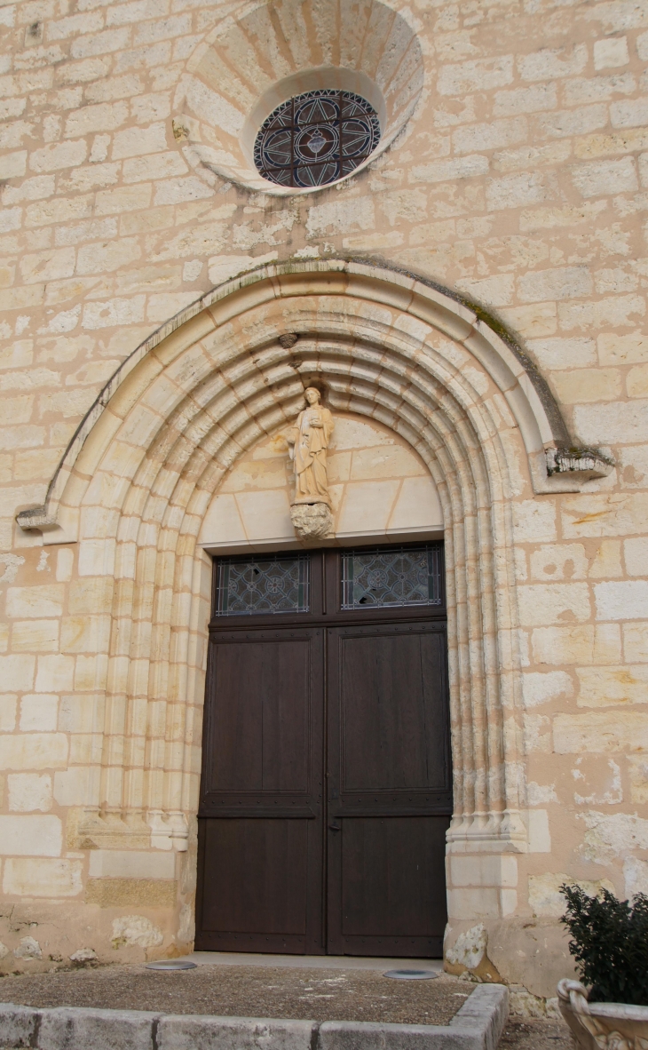 Le portail de l'église. - Saint-Laurent-des-Hommes
