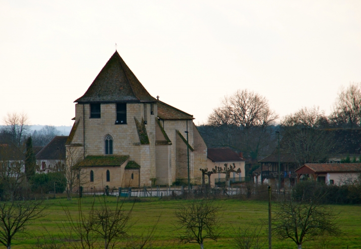 L'église Saint-Laurent des Hommes, romane à l'origine, détruite en 1362, reconstruite en style gothique au XVe siècle, saccagée après la bataille de Coutras, restaurée au XIXe siècle. - Saint-Laurent-des-Hommes