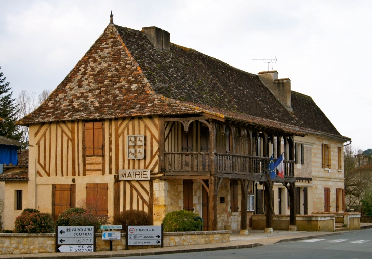 La Mairie - Maison avec galerie en bois, XVIe et XVIIe siècles. - Saint-Laurent-des-Hommes