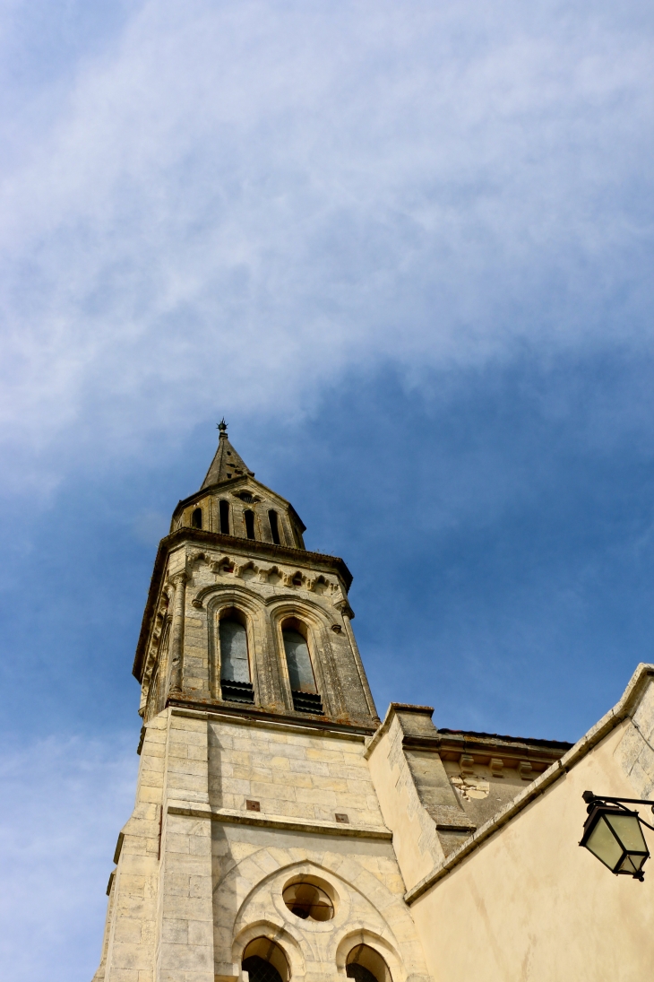 Le clocher de l'église. - Saint-Léon-d'Issigeac