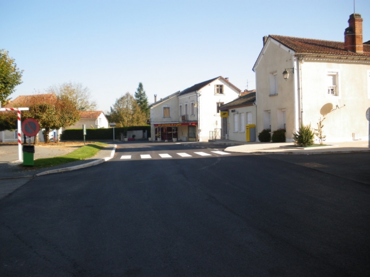 Vue de la Poste et du bar Restaurant - Saint-Léon-sur-l'Isle