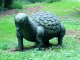 Reconstitution d'un animal préhistorique dans le parc du Conquil.