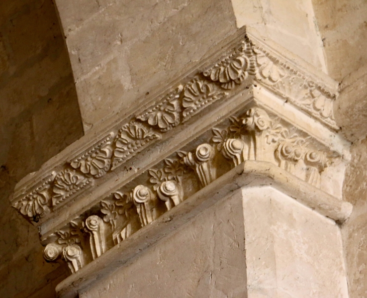 Chapiteau sculpté de l'église Saint Martial. - Saint-Martial-de-Valette