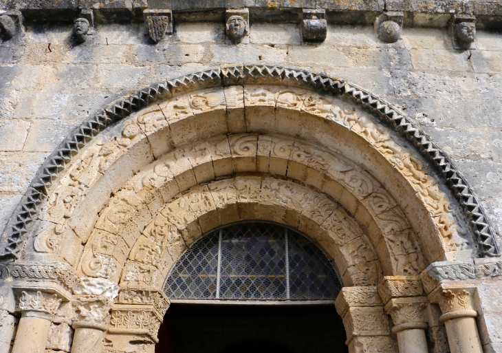 Détail des voussures du portail de l'église Saint Martial. - Saint-Martial-de-Valette