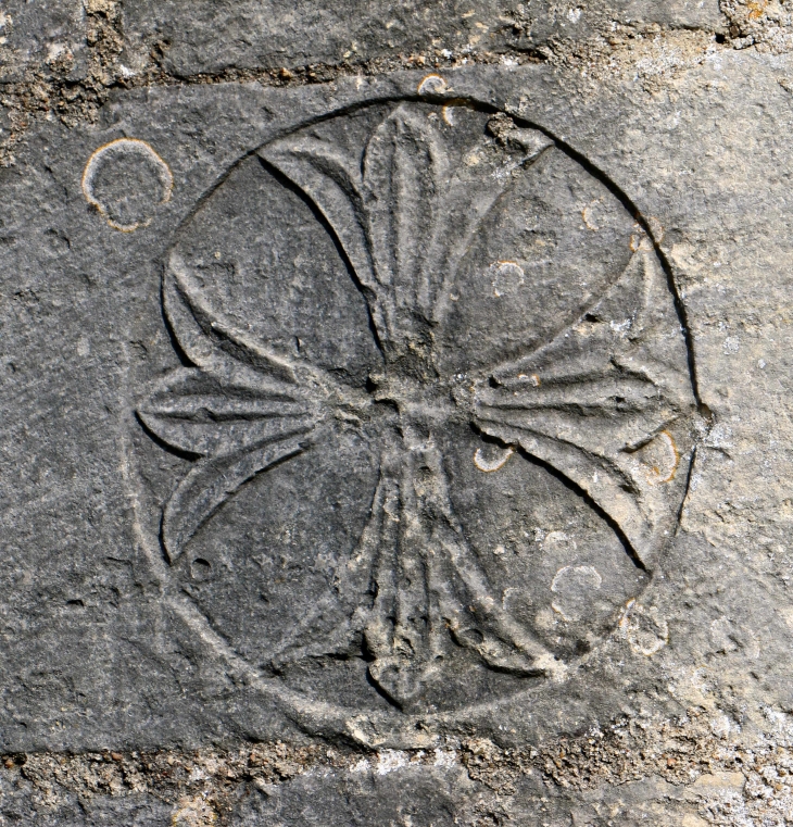 Gravure de chaque coté du portail de l'église Saint Martial. - Saint-Martial-de-Valette