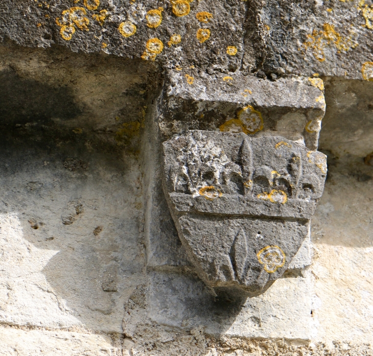 Eglise Saint Martial : modillon de la corniche au dessus du portail. - Saint-Martial-de-Valette