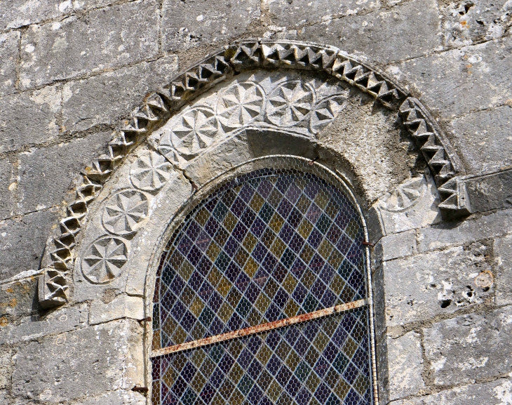Eglise Saint Martial : linteau sculpté de la fenêtre au dessus du portail. - Saint-Martial-de-Valette