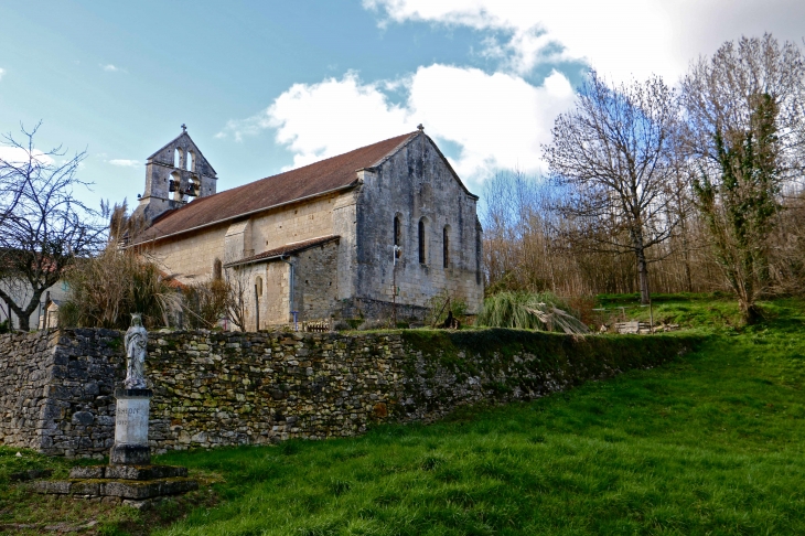 Façade nord-est de l'église Saint Martial. - Saint-Martial-de-Valette