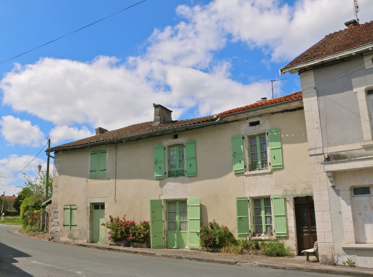Maison du village. - Saint-Martial-Viveyrol