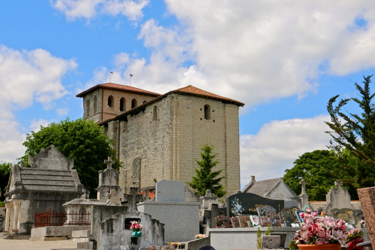 Le chevet plat de l'église fortifiée Saint Martial. - Saint-Martial-Viveyrol