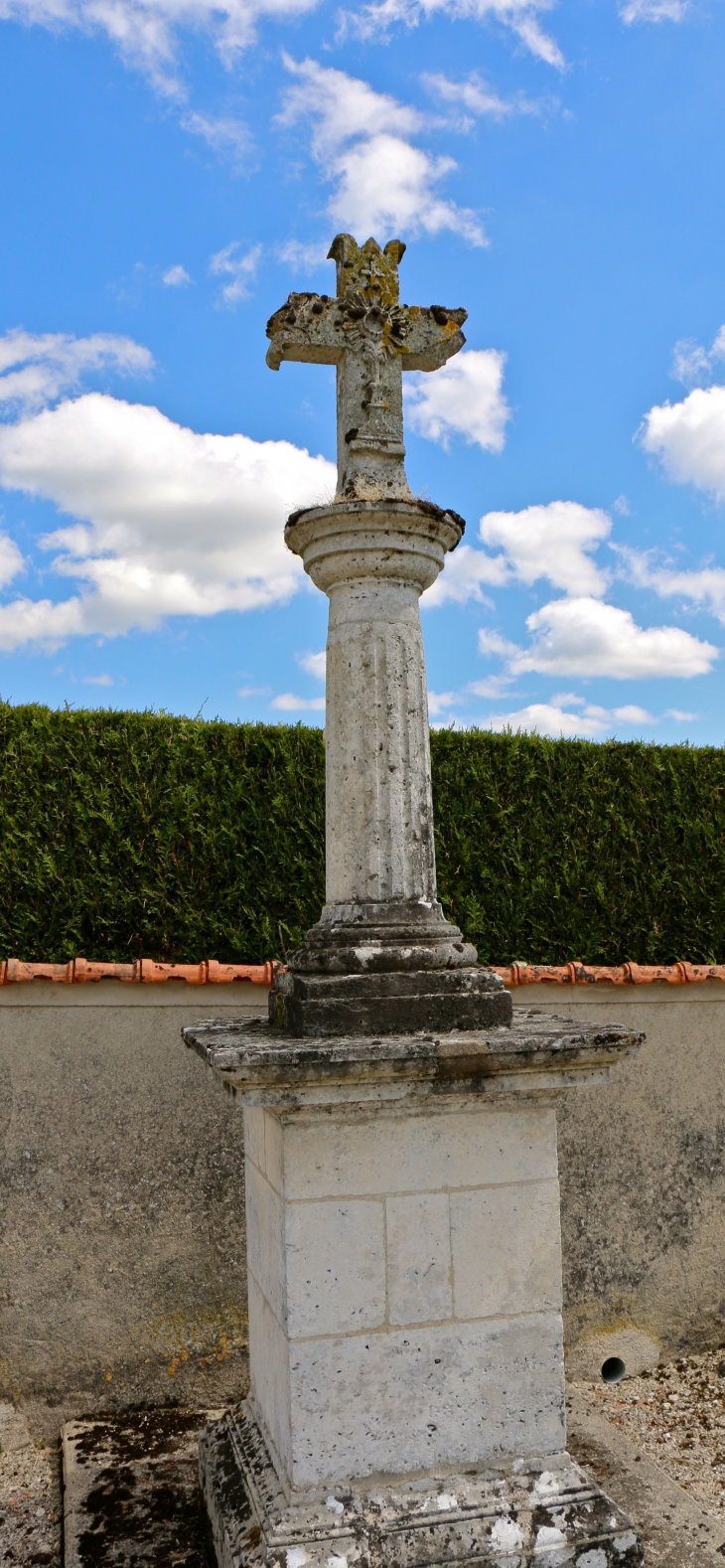 Croix hosannière du cimetière. - Saint-Martial-Viveyrol