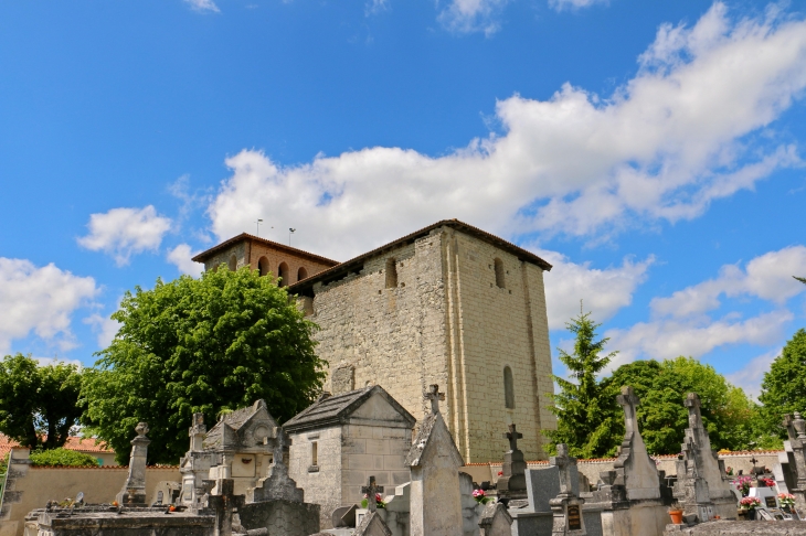 L'église fortifiée Saint Martial des XIIe et XIIIe siècles. - Saint-Martial-Viveyrol