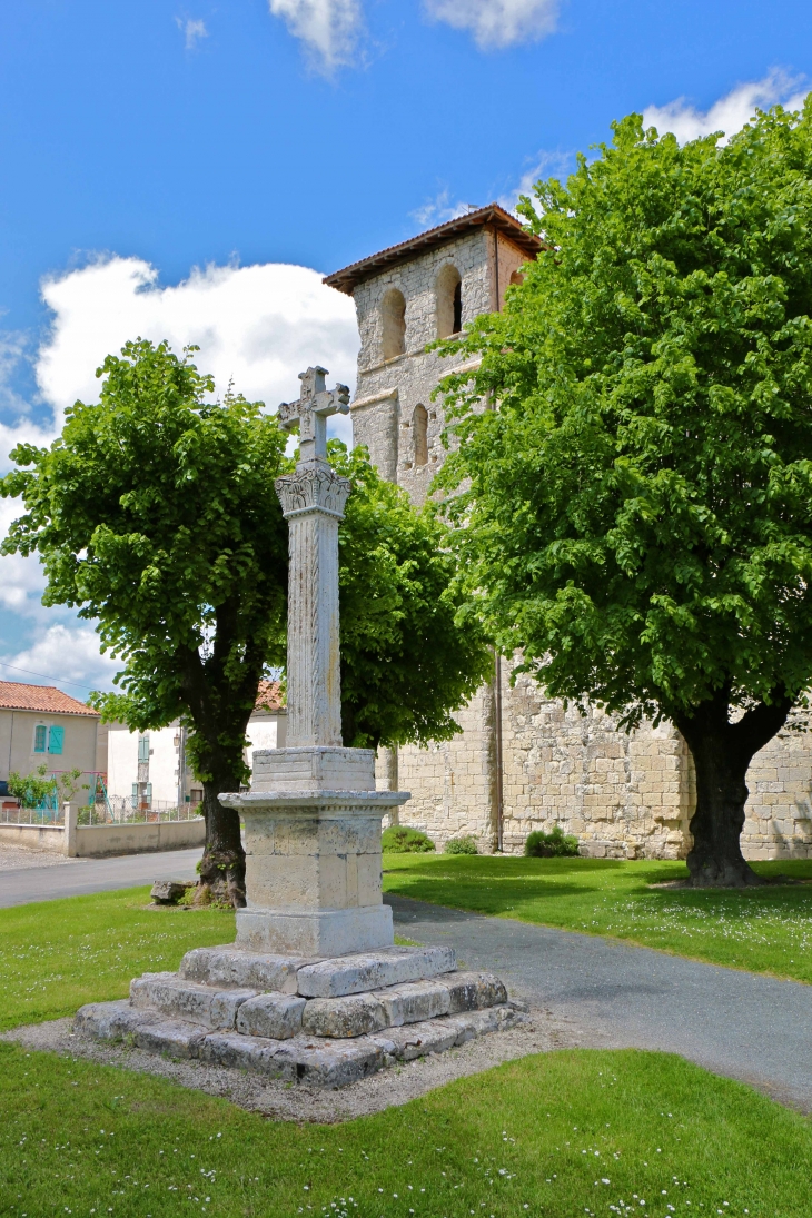La Croix près de l'église. - Saint-Martial-Viveyrol