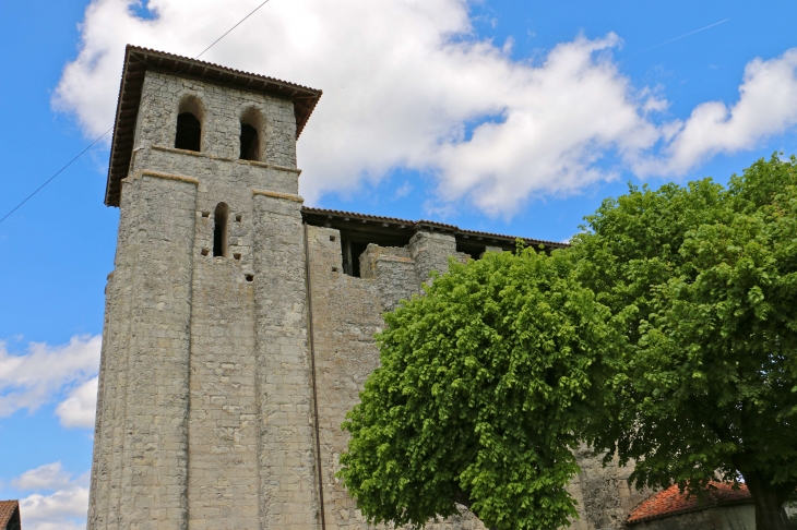 Le clocher de l'église fortifiée Saint Martial.  - Saint-Martial-Viveyrol