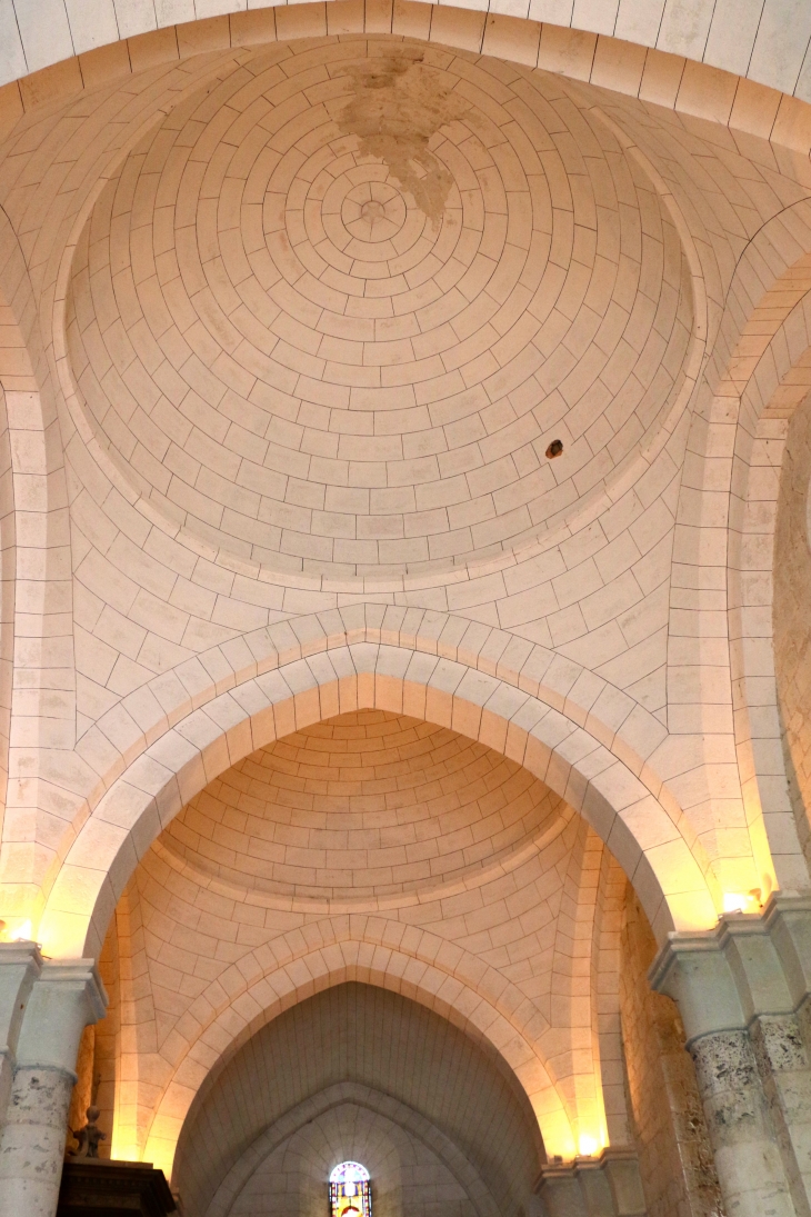 Le plafond à coupoles de la nef de l'église fortifiée Saint Martial. - Saint-Martial-Viveyrol